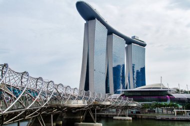 SINGAPORE - NOVEMBER 14: Helix Köprüsü Marina Merkezi ve Bayfront bölgelerini birbirine bağlıyor, Marina Körfezi etrafındaki 3,5 kilometrelik yürüyüş rotasını 14 Kasım 2013 'te Singapur' da tamamlıyor..