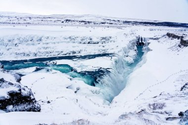 Şelaleler kısmen donduğunda İzlanda 'daki Gullfoss Şelalesi..