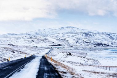 İzlanda çevre yolunda etkileyici karlı bir manzara.