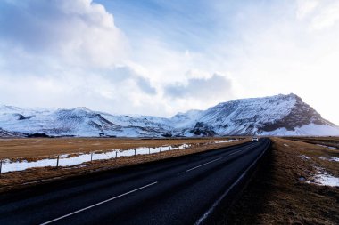 İzlanda çevre yolunda etkileyici karlı bir manzara.