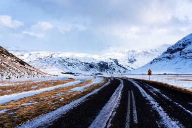 İzlanda çevre yolunda etkileyici karlı bir manzara.