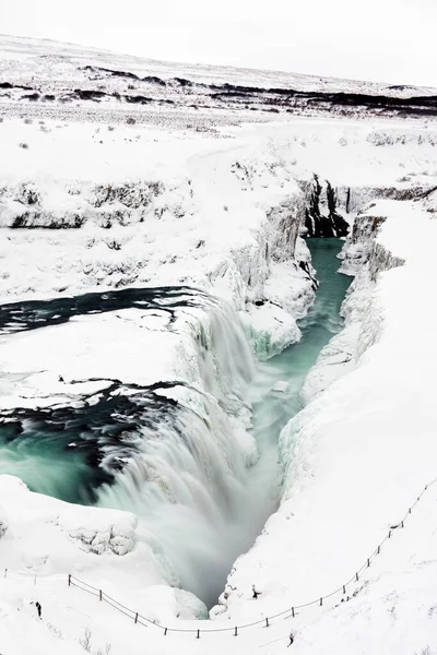 秋が部分的に凍る冬のアイスランドのGullfossの滝 — ストック写真
