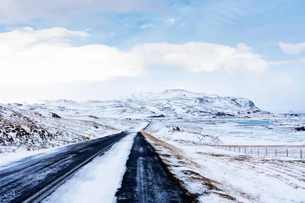 アイスランドの環状道路の印象的な雪景色 — ストック写真