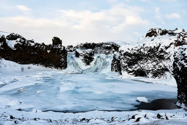 冬のアイスランドのHjalparfoss滝 — ストック写真