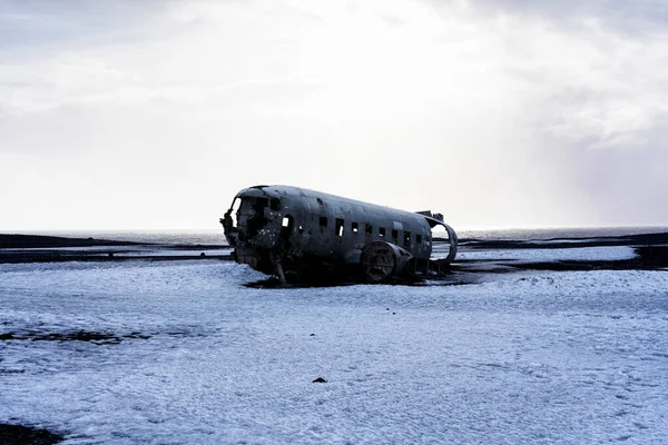 Verwrongen Wrakstukken Van Een Vliegtuigongeluk Ijsland Solheimasandur Zwart Zandstrand — Stockfoto