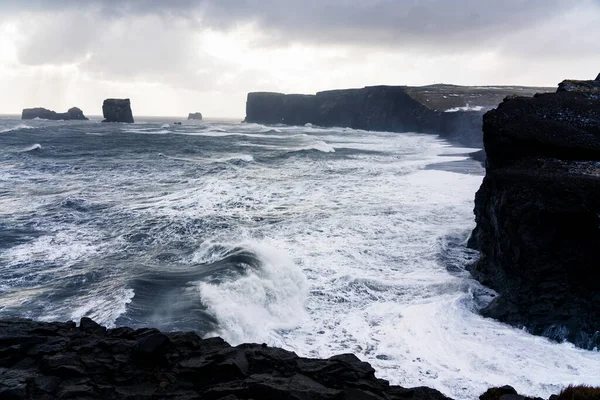 Plage Sable Noir Reynisfjara Mont Reynisfjall Depuis Promontoire Dyrholaey Sur — Photo