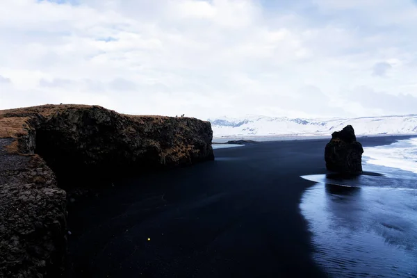 Czarna Piaszczysta Plaża Reynisfjara Góra Reynisfjall Cyplu Dyrholaey Południowym Wybrzeżu — Zdjęcie stockowe