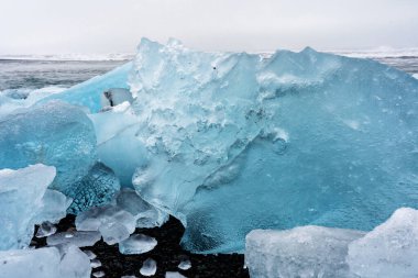 Ülkenin en şehvetli şelalesi Urridafoss 'un panoramik manzarası, kış mevsiminde İzlanda' nın ana yolunun güneyinde.