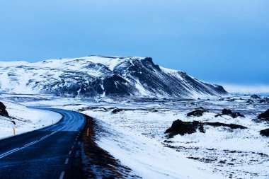 İzlanda çevre yolunda etkileyici karlı bir manzara.