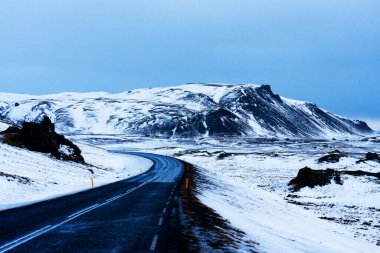 İzlanda çevre yolunda etkileyici karlı bir manzara.