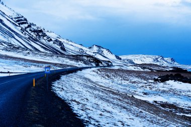 İzlanda çevre yolunda etkileyici karlı bir manzara.