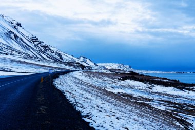 İzlanda çevre yolunda etkileyici karlı bir manzara.