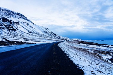 İzlanda çevre yolunda etkileyici karlı bir manzara.