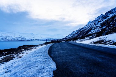 İzlanda çevre yolunda etkileyici karlı bir manzara.