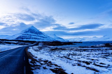 İzlanda çevre yolunda etkileyici karlı bir manzara.