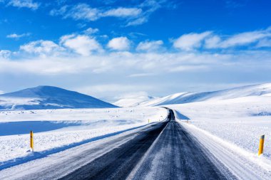 İzlanda çevre yolunda etkileyici karlı bir manzara.