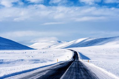 İzlanda çevre yolunda etkileyici karlı bir manzara.