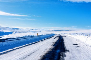 İzlanda çevre yolunda etkileyici karlı bir manzara.
