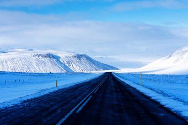İzlanda çevre yolunda etkileyici karlı bir manzara.