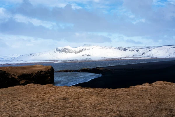 Reynisfjaras Svarta Sandstrand Och Berget Reynisfjall Från Dyrholaey Udde Islands — Stockfoto