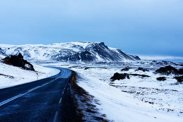 アイスランドの環状道路の印象的な雪景色 — ストック写真