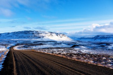 İzlanda çevre yolunda etkileyici karlı bir manzara.