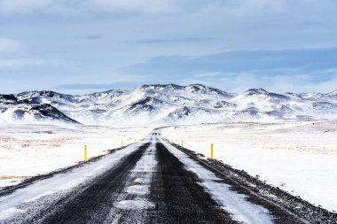 İzlanda çevre yolunda etkileyici karlı bir manzara.