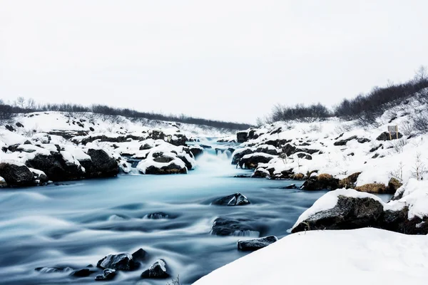 Increíble Vista Cascada Bruarfoss Invierno Agua Azul Fluye Sobre Las —  Fotos de Stock