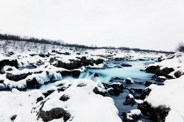 Vista Incrível Cachoeira Bruarfoss Inverno Água Azul Flui Sobre Pedras — Fotografia de Stock
