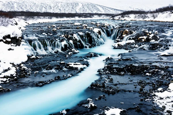 Unglaubliche Aussicht Auf Den Bruarfoss Wasserfall Winter Blaues Wasser Fließt — Stockfoto