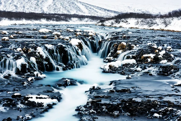 Increíble Vista Cascada Bruarfoss Invierno Agua Azul Fluye Sobre Las —  Fotos de Stock