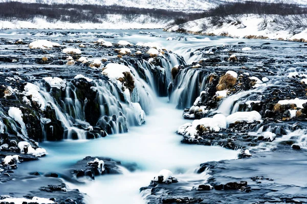 Niesamowity Widok Wodospad Bruarfoss Zimie Niebieska Woda Przepływa Przez Kamienie — Zdjęcie stockowe