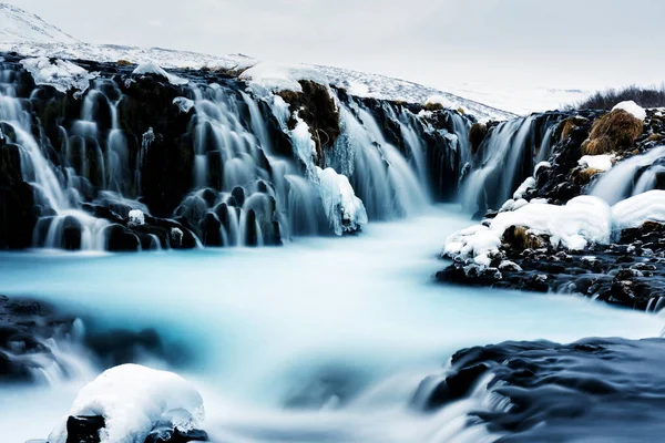 Bruarfoss Şelalesi Nin Kışın Inanılmaz Manzarası Mavi Taşların Üzerinden Akar — Stok fotoğraf