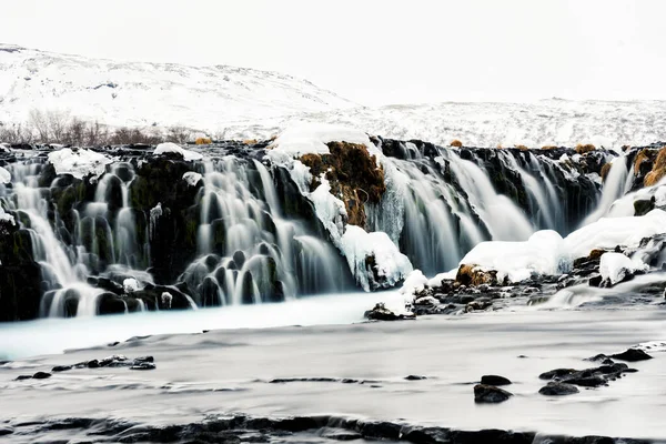 冬天布鲁佛斯瀑布令人难以置信的景象 蓝色的水从石头上流过 冰岛的午夜太阳 访问冰岛 美丽的世界 — 图库照片
