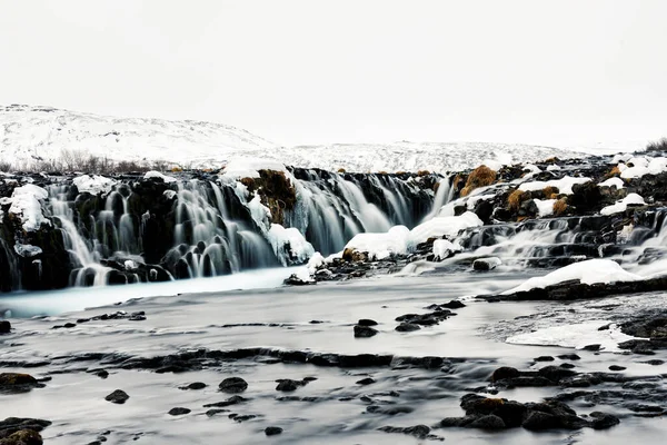 겨울에 보이는 폭포의 모습은 놀랍습니다 흐른다 아이슬란드의 아이슬란드를 방문한다 아름다움의 — 스톡 사진