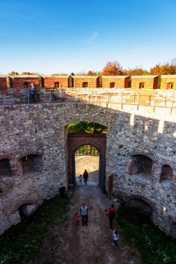 Polonya, Krakow yakınlarındaki Rudno 'daki Ortaçağ Tenczyn kalesinin kalıntıları. Sonbahar boyunca hava görüntüsü.