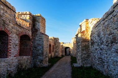 Polonya, Krakow yakınlarındaki Rudno 'daki Ortaçağ Tenczyn kalesinin kalıntıları. Sonbahar boyunca hava görüntüsü.