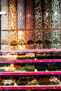 AMSTERDAM, NETHERLANDS - 2 Kasım 2019: Renkli şeker sergisi ile Jamin şeker dükkanının içine bak.