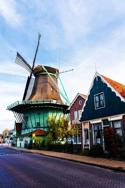 在荷兰阿姆斯特丹郊区的赞斯 Zaanse Schans 风车厂 独特的 古老的 真实的 能工作的 — 图库照片