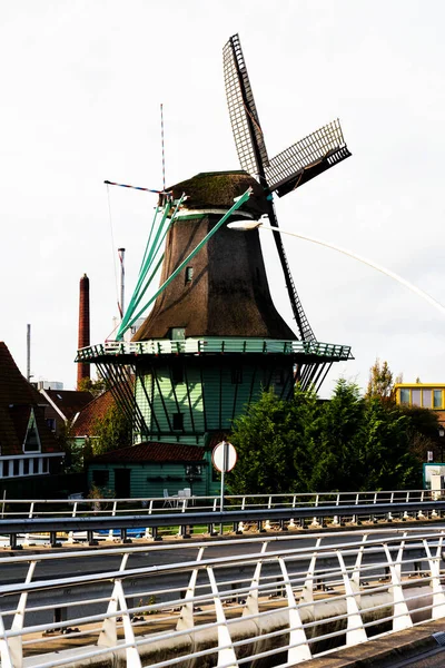 在Zaanstad村水道上的Zaandam面粉厂全面投入运营 Zaanse Schans Windmills和著名的荷兰运河 — 图库照片