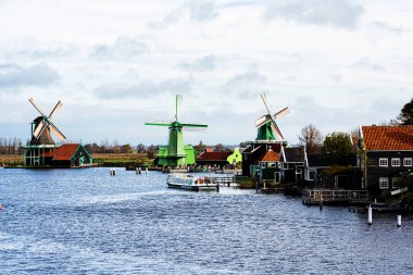 Zaanstad köyündeki su kanalında tarihi ve otantik Zaandam değirmenleri var. Zaanse Schans Yel Değirmenleri ve ünlü Hollanda kanalları, Avrupa.