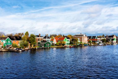 Hollanda 'nın Zaan Nehri üzerindeki Zaanse Schans Tarihi Köyü' ndeki Kanal 'ın geleneksel Evleri' nin resimli görüntüsü