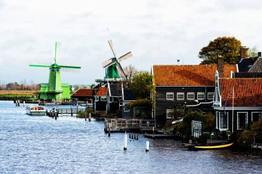 Zaanstad köyündeki su kanalında tarihi ve otantik Zaandam değirmenleri var. Zaanse Schans Yel Değirmenleri ve ünlü Hollanda kanalları, Avrupa.