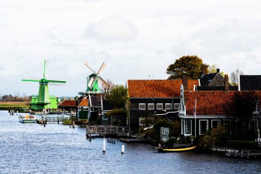 Zaanstad köyündeki su kanalında tarihi ve otantik Zaandam değirmenleri var. Zaanse Schans Yel Değirmenleri ve ünlü Hollanda kanalları, Avrupa.
