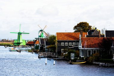 Zaanstad köyündeki su kanalında tarihi ve otantik Zaandam değirmenleri var. Zaanse Schans Yel Değirmenleri ve ünlü Hollanda kanalları, Avrupa.