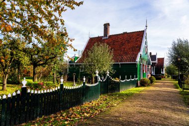 Hollanda 'nın Zaan Nehri üzerindeki Zaanse Schans Tarihi Köyü' ndeki Kanal 'ın geleneksel Evleri' nin resimli görüntüsü