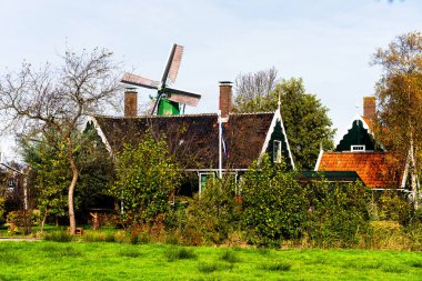 Zaandam 'daki eşsiz, eski, otantik, gerçek Zaanse Schans yel değirmenleri. Amsterdam, Hollanda' nın banliyöleri..