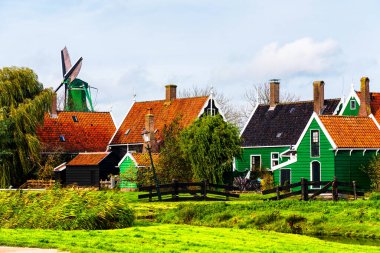 Zaandam 'daki eşsiz, eski, otantik, gerçek Zaanse Schans yel değirmenleri. Amsterdam, Hollanda' nın banliyöleri..