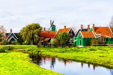 Zaandam 'daki eşsiz, eski, otantik, gerçek Zaanse Schans yel değirmenleri. Amsterdam, Hollanda' nın banliyöleri..