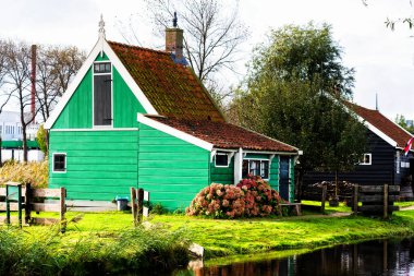 Hollanda 'nın Zaan Nehri üzerindeki Zaanse Schans Tarihi Köyü' ndeki Kanal 'ın geleneksel Evleri' nin resimli görüntüsü